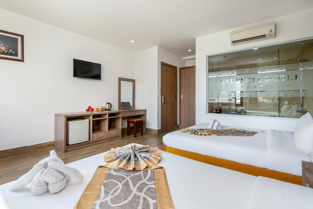 TV a/nebo společenská místnost v ubytování Valencia Da Nang Beach Hotel