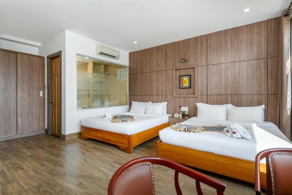 Postel nebo postele na pokoji v ubytování Valencia Da Nang Beach Hotel