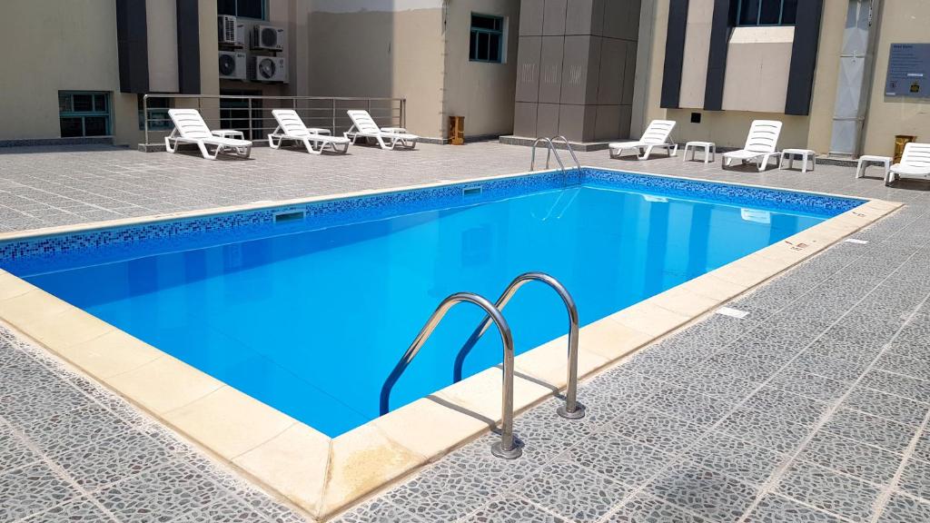 Bazén v ubytování Al Muntazah Plaza Hotel nebo v jeho okolí