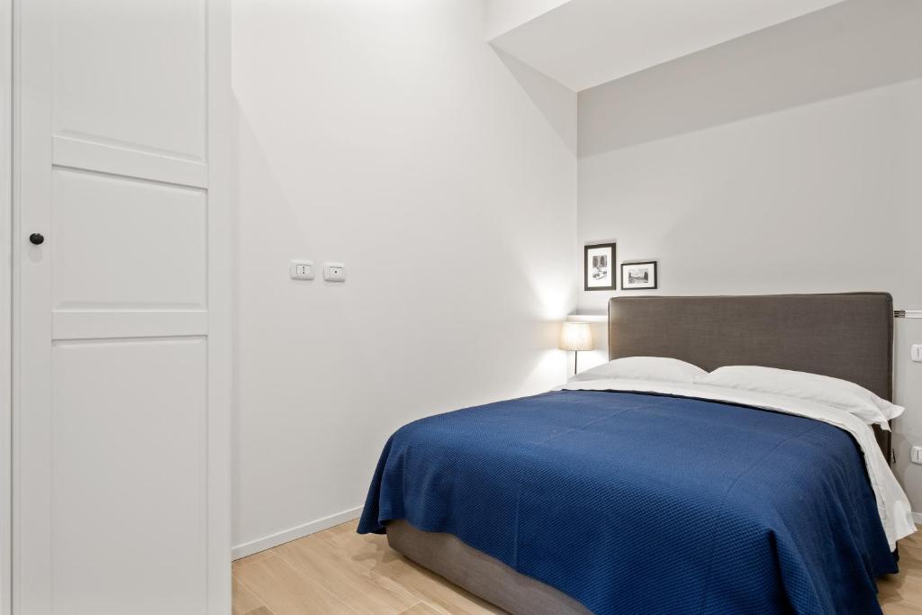 Łóżko lub łóżka w pokoju w obiekcie Piazza Maggiore White Apartment