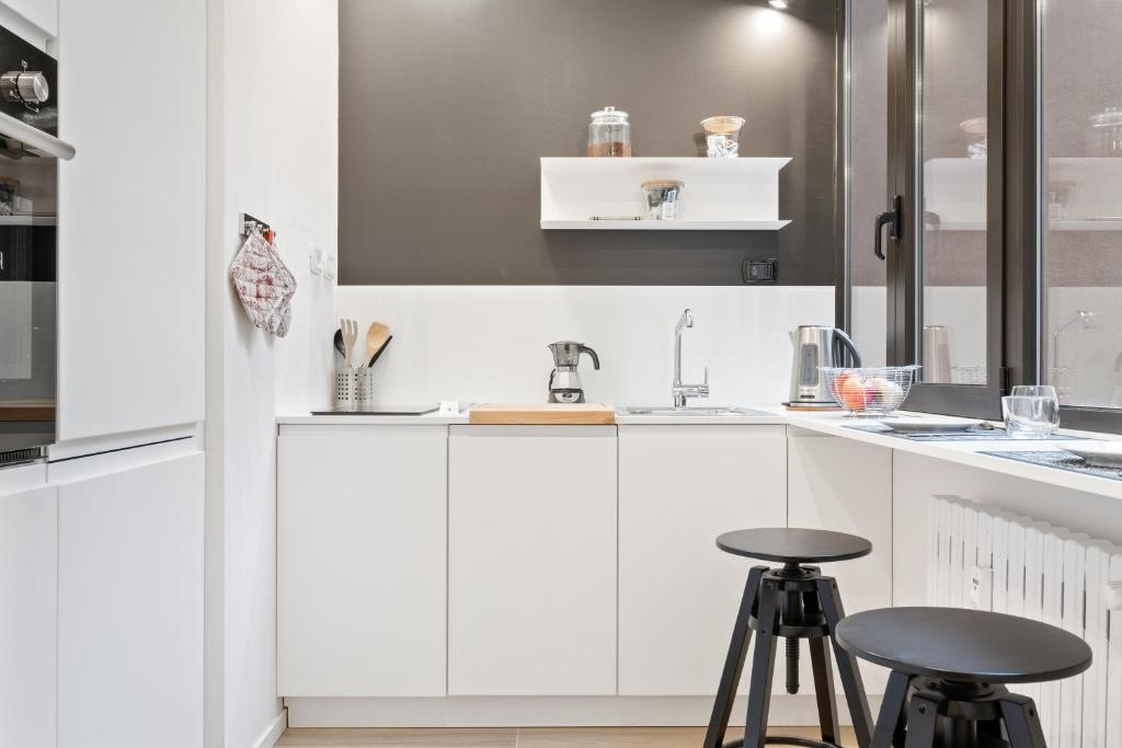 Kuchnia lub aneks kuchenny w obiekcie Piazza Maggiore White Apartment