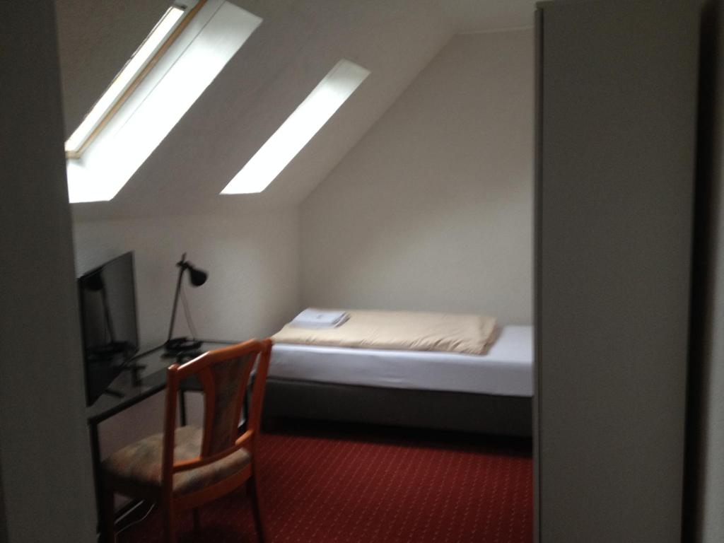 Postel nebo postele na pokoji v ubytování Hotel Saarland Lebach