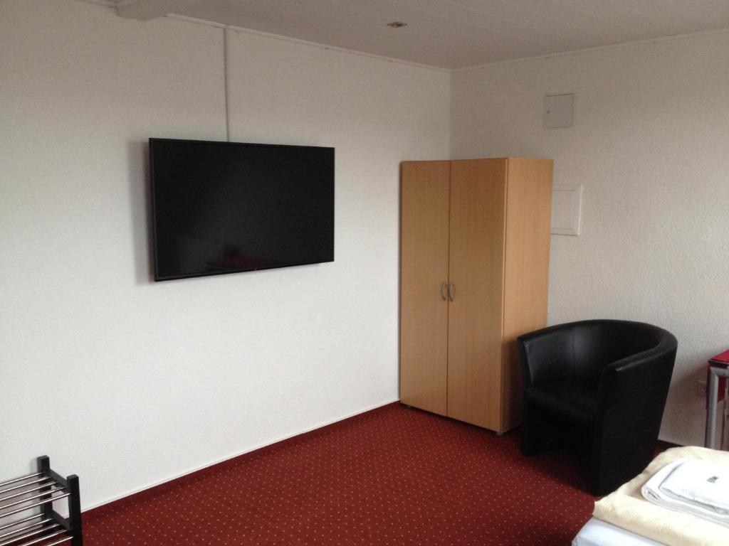 TV a/nebo společenská místnost v ubytování Hotel Saarland Lebach