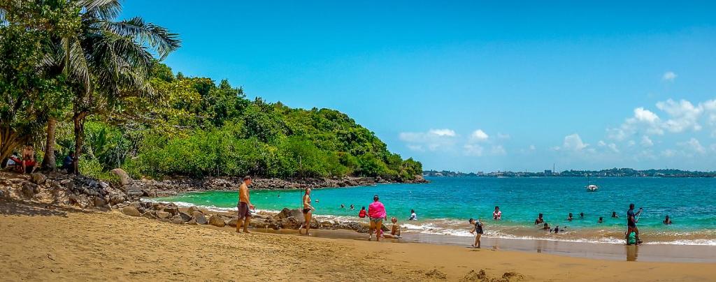 un gruppo di persone che giocano in acqua su una spiaggia di Villa Baywatch, Rumassala a Unawatuna