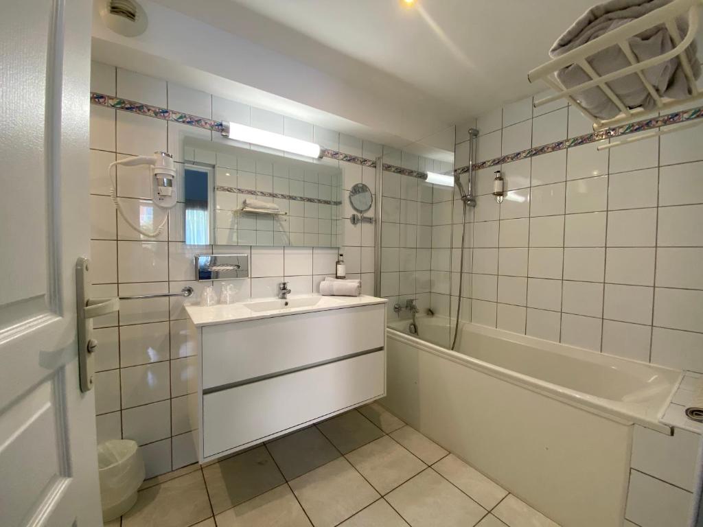 Hôtel Restaurant L' Empereur - 17