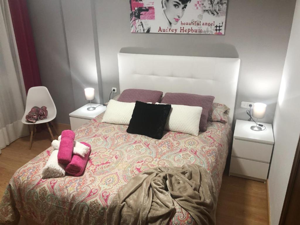 sypialnia z dużym łóżkiem i 2 szafkami nocnymi w obiekcie Apartamento céntrico en León w mieście León