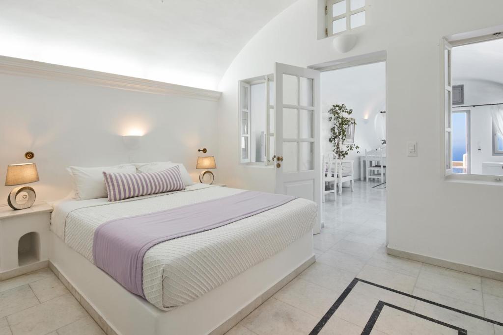 A bed or beds in a room at Iliovasilema Suites