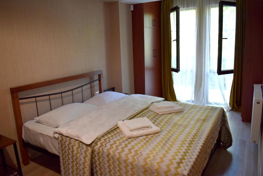 Postel nebo postele na pokoji v ubytování Bakuriani Park Residence Apartment #3