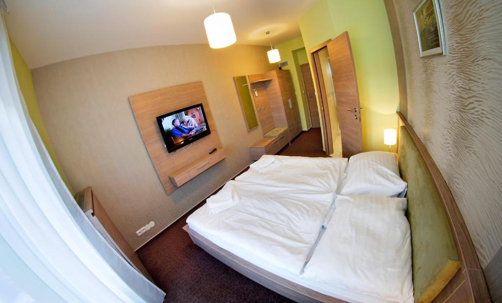 Postel nebo postele na pokoji v ubytování Hotel Lučivná