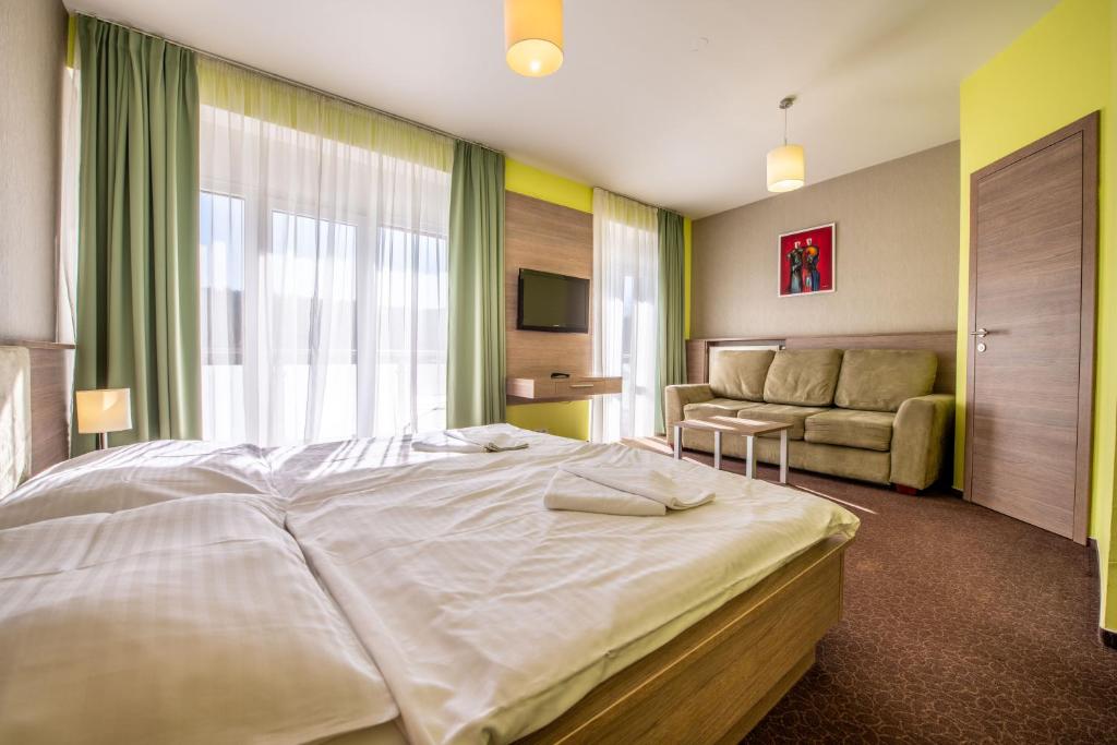 Postel nebo postele na pokoji v ubytování Hotel Lučivná