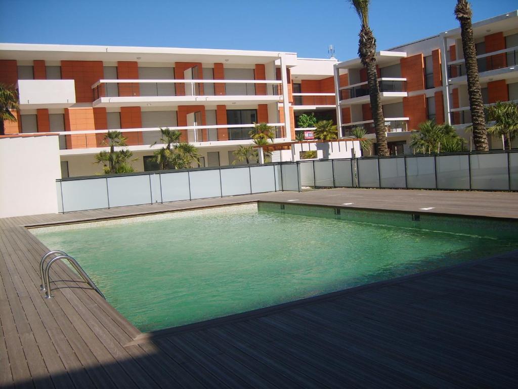 einem Pool vor einem Gebäude in der Unterkunft Appartement Villeneuve Loubet in Villeneuve-Loubet