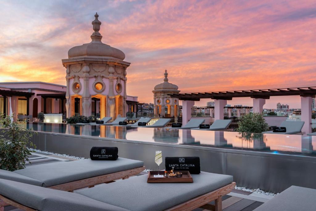 拉斯帕爾馬斯的住宿－Santa Catalina, a Royal Hideaway Hotel，一座带游泳池和大楼的屋顶酒店