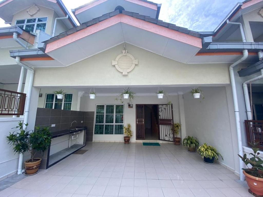 una casa con un patio con macetas en HILLVIEW HOMESTAY en Tanah Rata