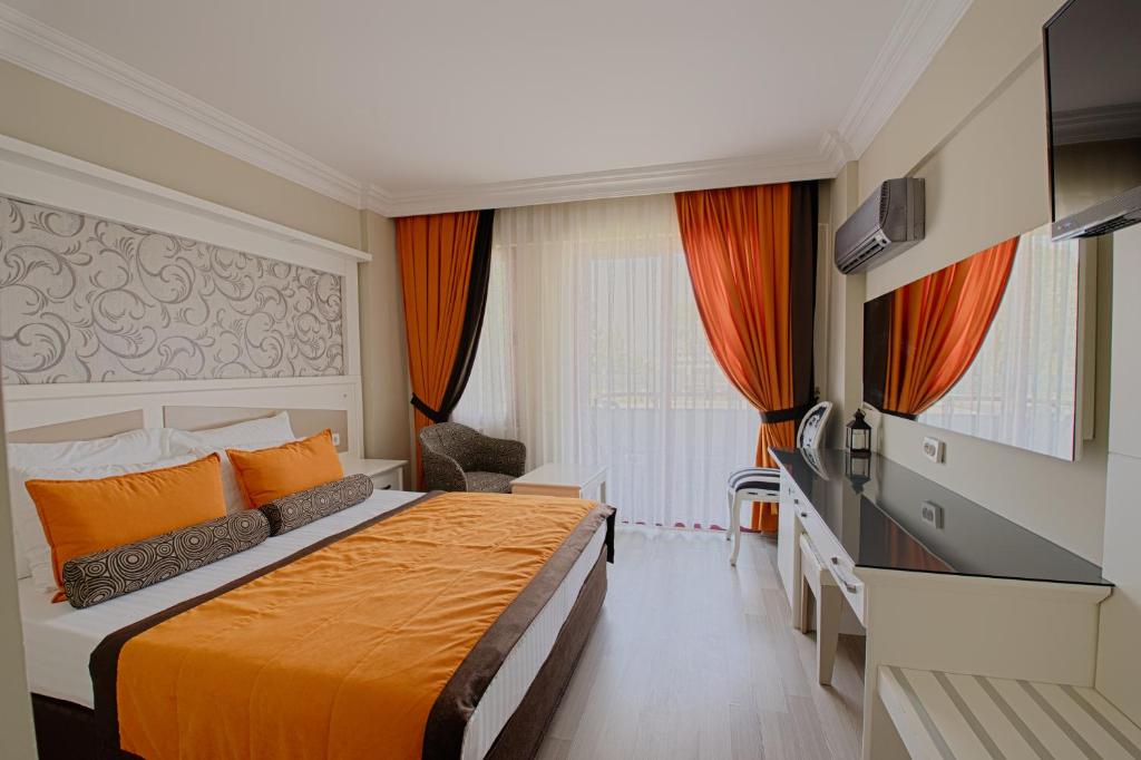 Postel nebo postele na pokoji v ubytování Mendos Garden Exclusive Hotel Fethiye