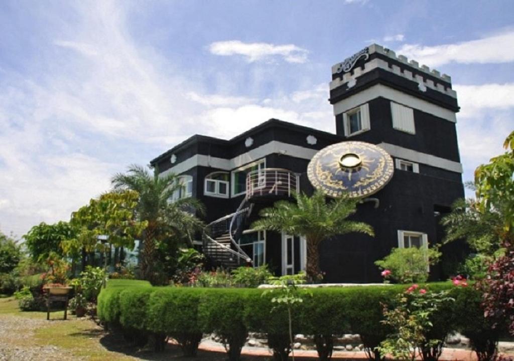 Czarny budynek z dużym znakiem w obiekcie Happiness Homestay w mieście Pinghe