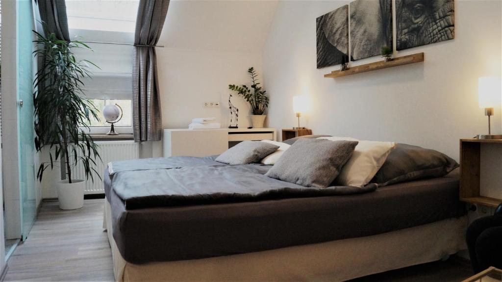 - une chambre avec un lit et des oreillers dans l'établissement Lazarus Hotel & Restaurant, à Lüdenscheid