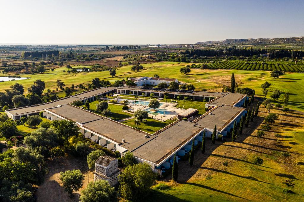 Bazén v ubytovaní Dolce by Wyndham Siracusa - I Monasteri Golf & Spa alebo v jeho blízkosti