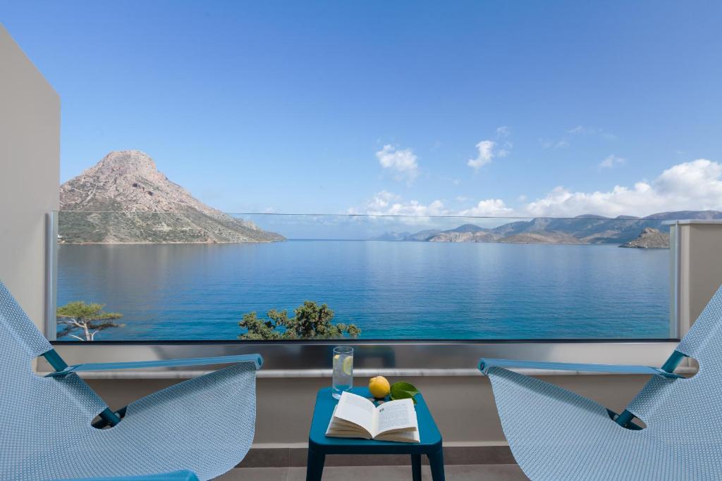 balcone con sedie e vista sull'acqua di Carian Hotel a Masouri