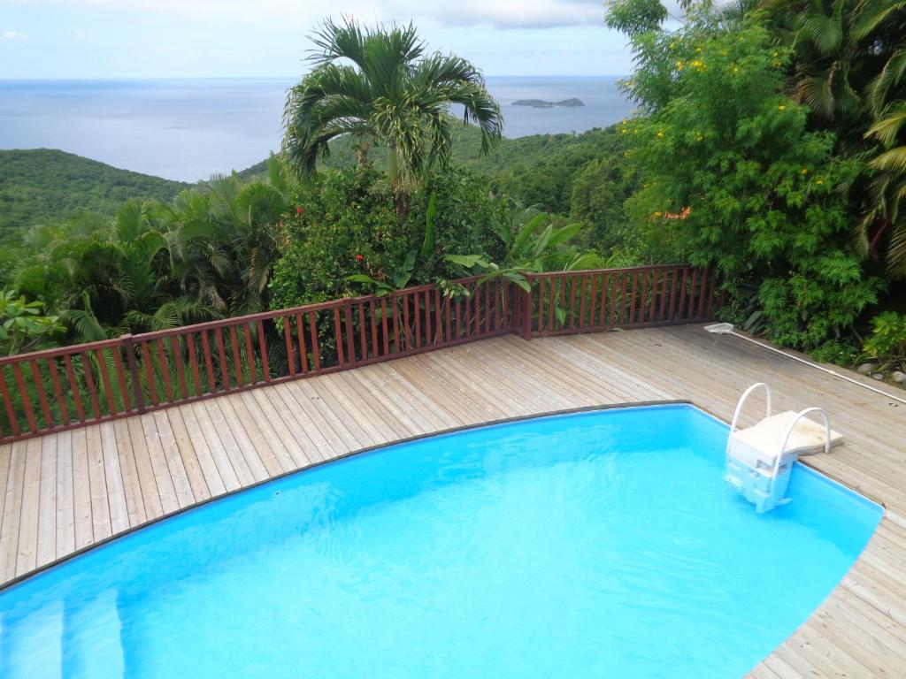 una piscina con vistas al océano en Villa Fleur de Lune, en Bouillante