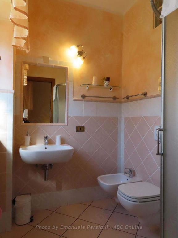 Koupelna v ubytování Agriturismo Baldassari