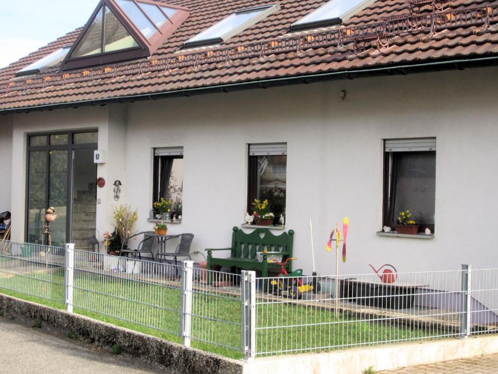 une maison avec une clôture devant elle dans l'établissement Ferienwohnung Küpfer, à Gräfenberg