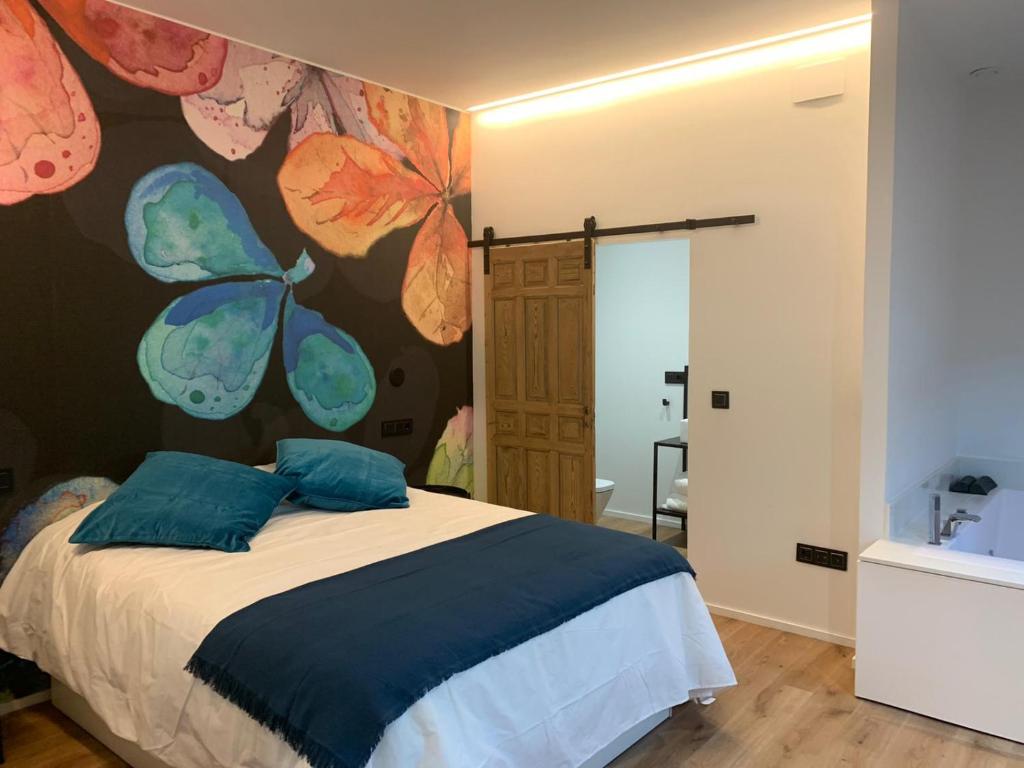 una camera con un letto con una parete colorata di Párpados, casa con jacuzzi para dos a Mélida