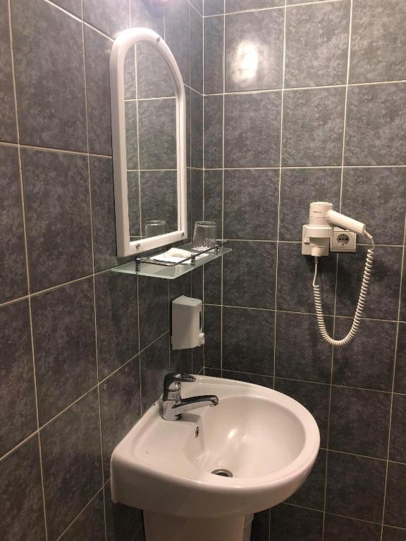 Koupelna v ubytování Atlant Hotel