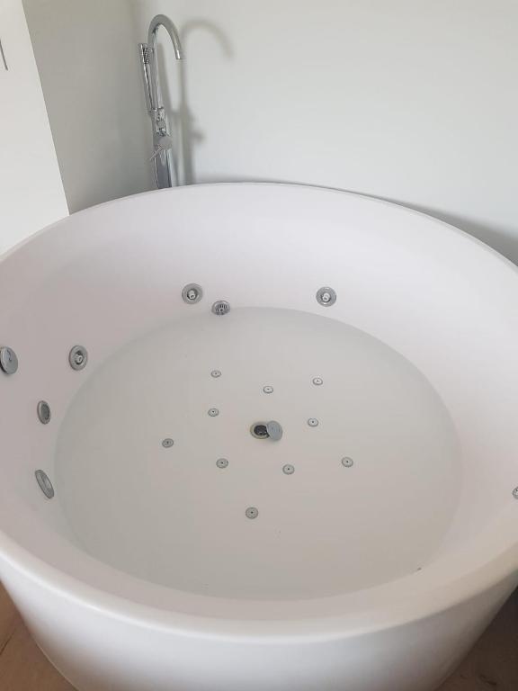 Dos Alas Rojas, casa con jacuzzi para dos - imagen 1