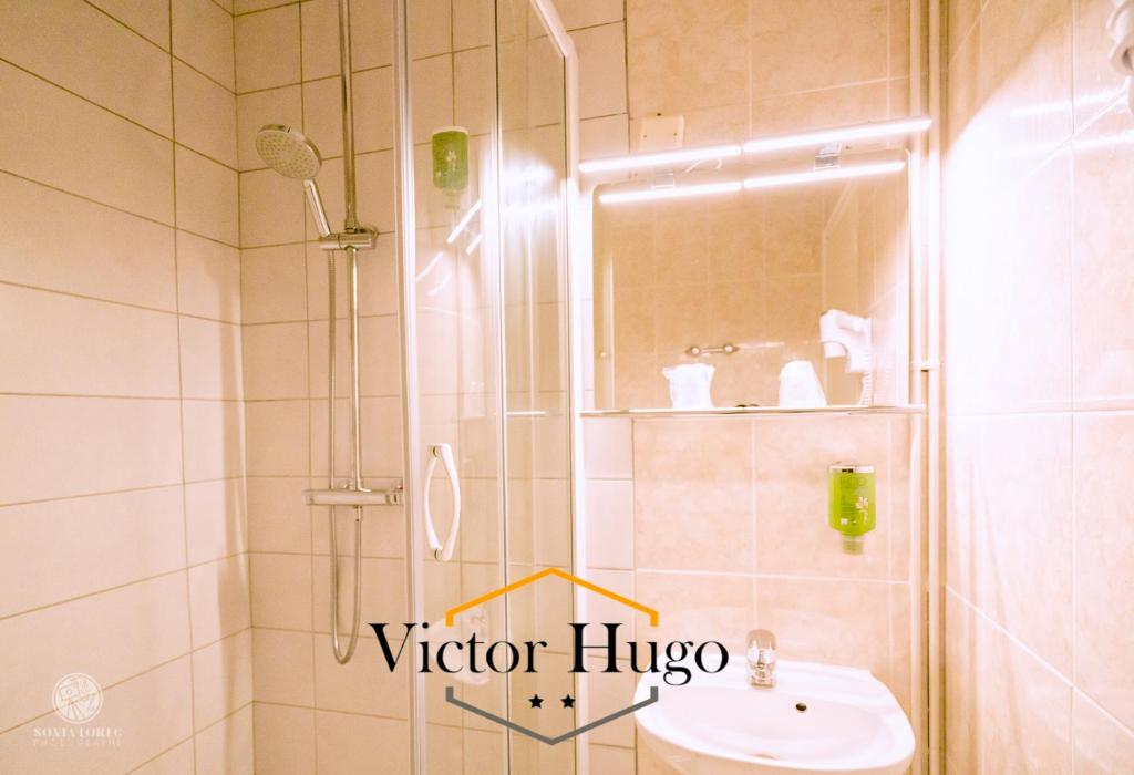 Koupelna v ubytování Hôtel Victor Hugo Lorient