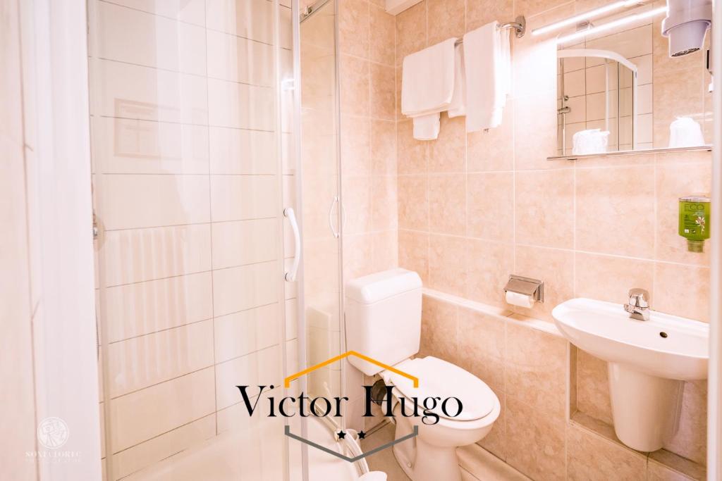 Koupelna v ubytování Hôtel Victor Hugo Lorient