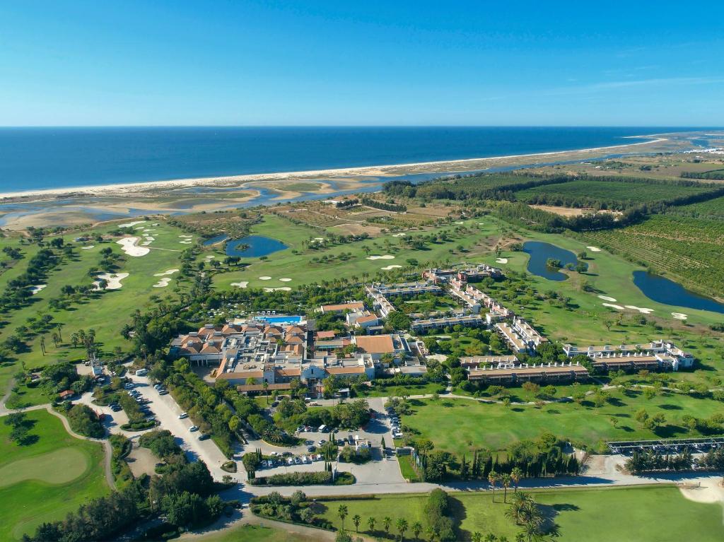 una vista aérea de un complejo junto al océano en ROBINSON QUINTA DA RIA - All Inclusive en Vila Nova de Cacela