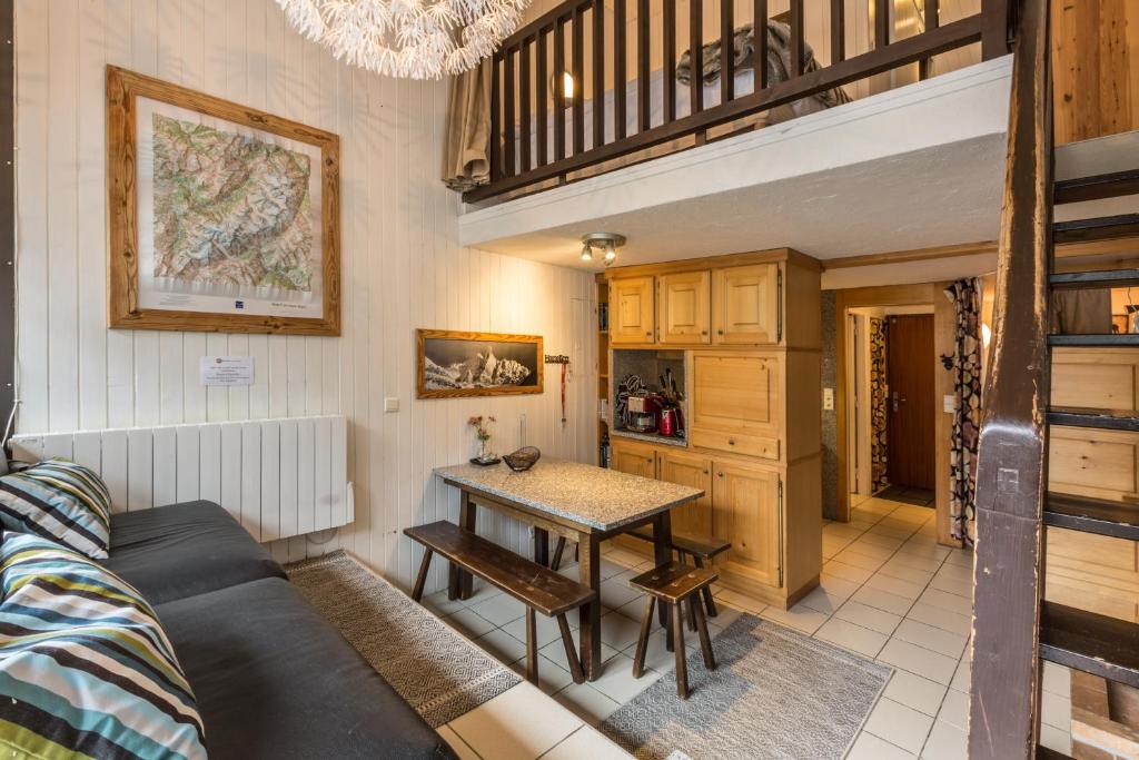 un soggiorno con divano e tavolo di Apartment Les Avouilles a Chamonix-Mont-Blanc