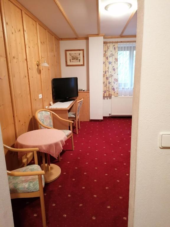 TV a/nebo společenská místnost v ubytování Berggasthof Hintergföll