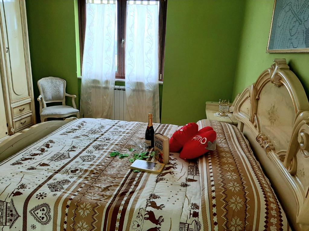 Un dormitorio con una cama con una botella de vino. en Green Universe en Guidonia