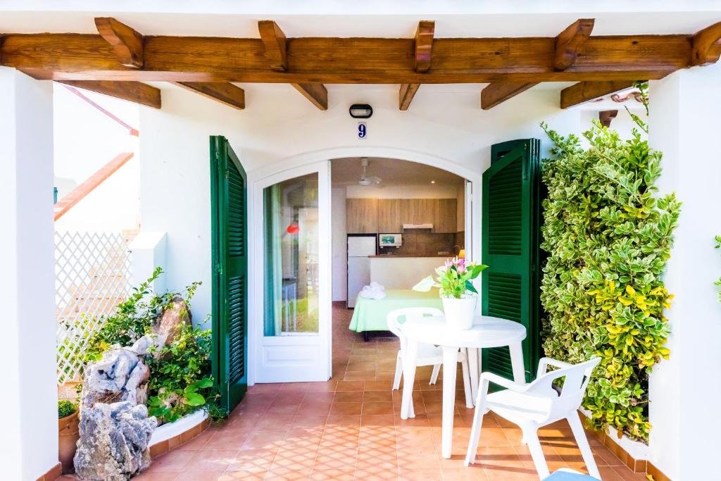 A kitchen or kitchenette at Apartamentos Arenal Playa