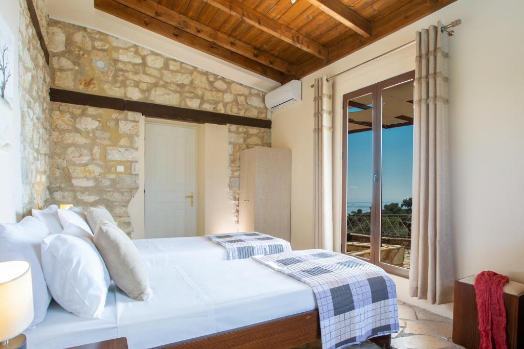 Postel nebo postele na pokoji v ubytování Ionian View Villas