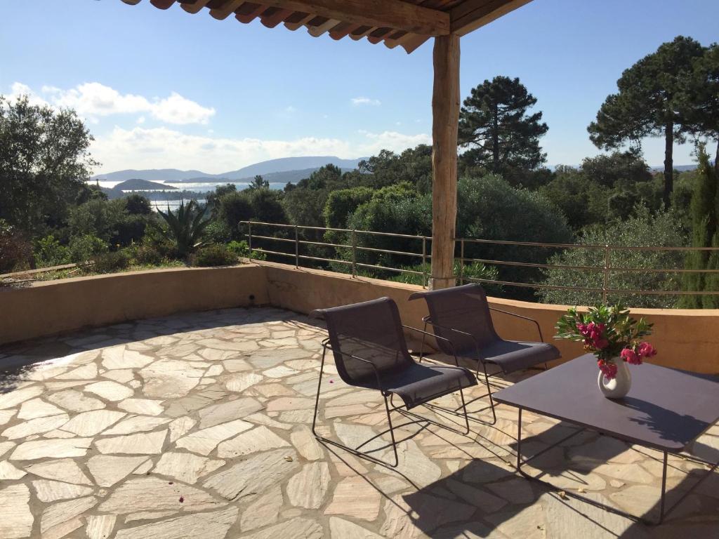 d'une terrasse avec des chaises et une table offrant une vue. dans l'établissement CAEDA, à Porto-Vecchio