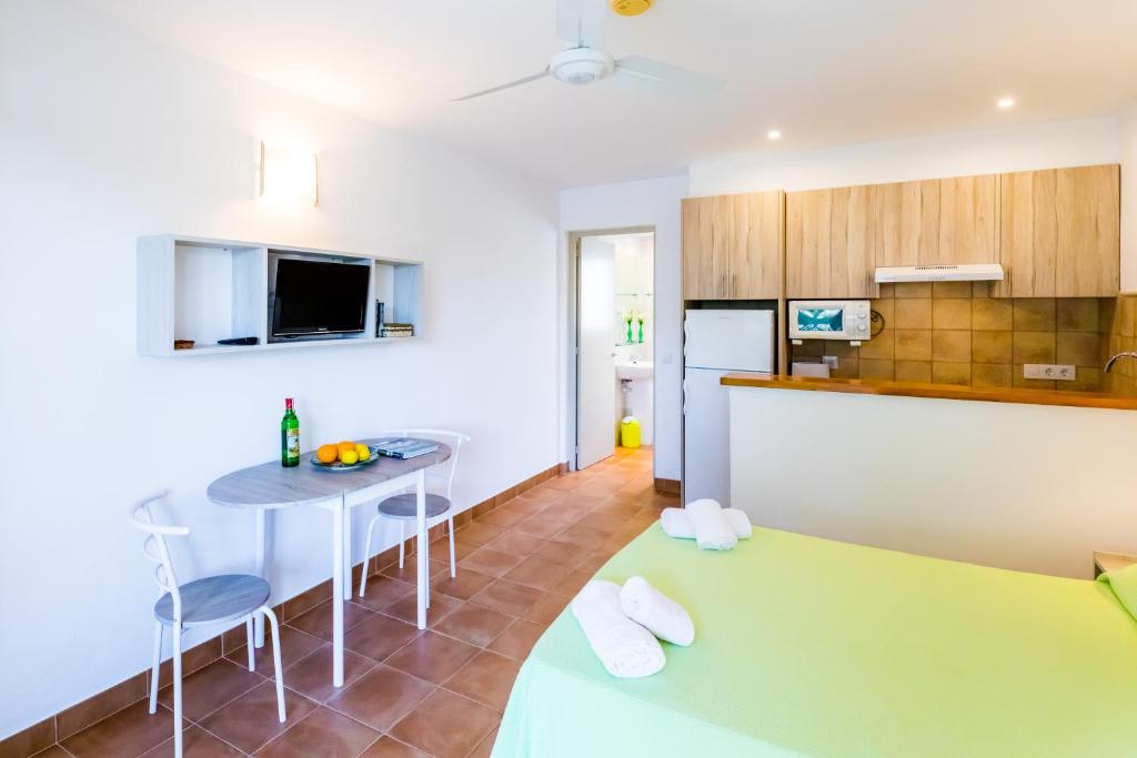 A kitchen or kitchenette at Apartamentos Arenal Playa