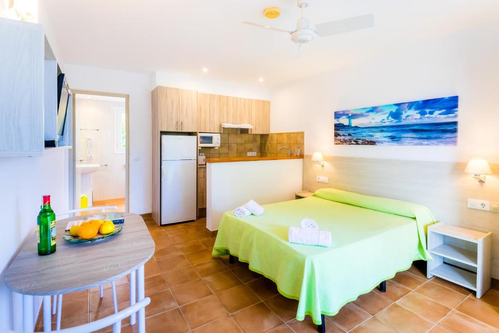 A kitchen or kitchenette at Apartamentos Arenal Playa