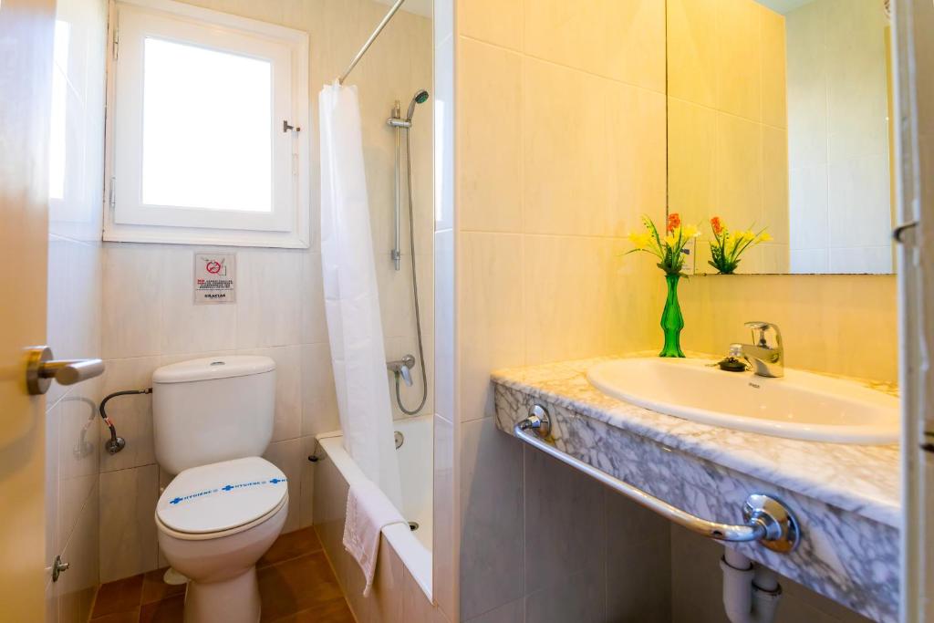 A bathroom at Apartamentos Arenal Playa