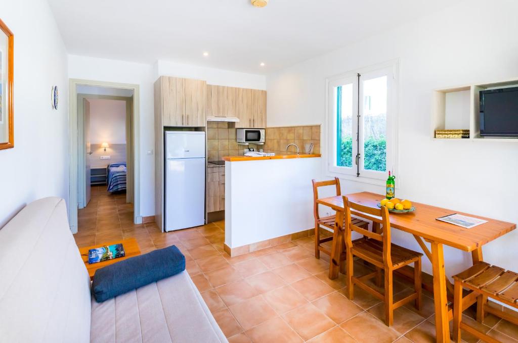 A kitchen or kitchenette at Apartamentos Arenal Playa