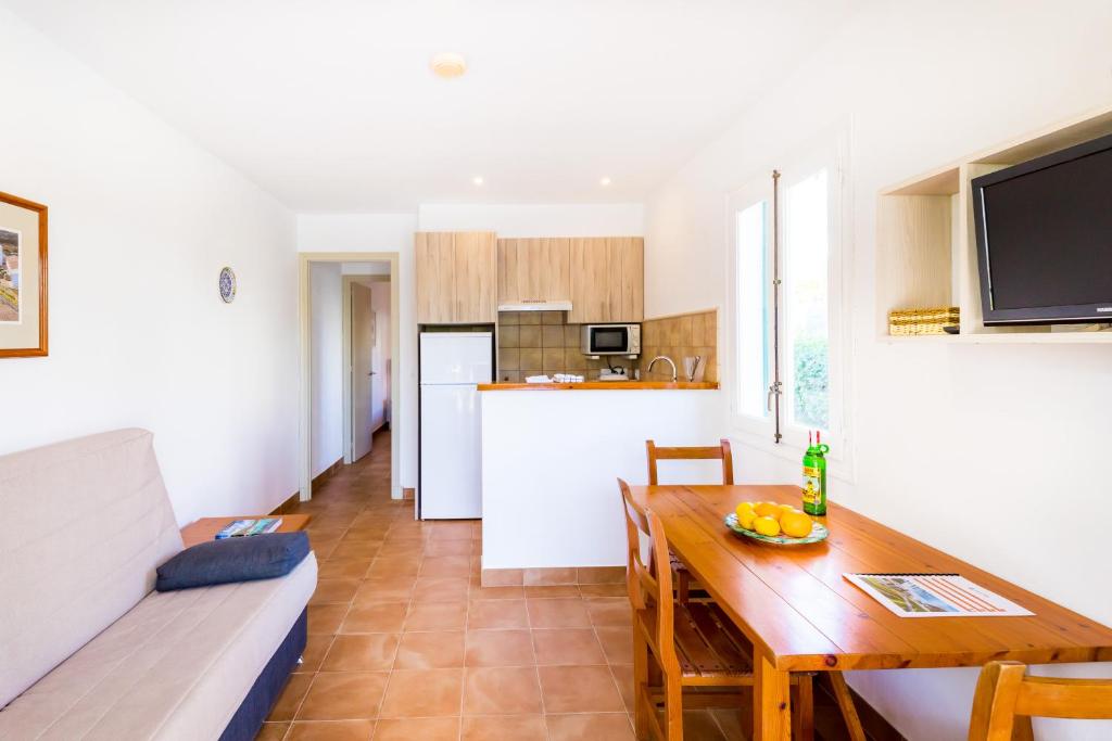 A kitchen or kitchenette at Apartamentos Arenal Playa
