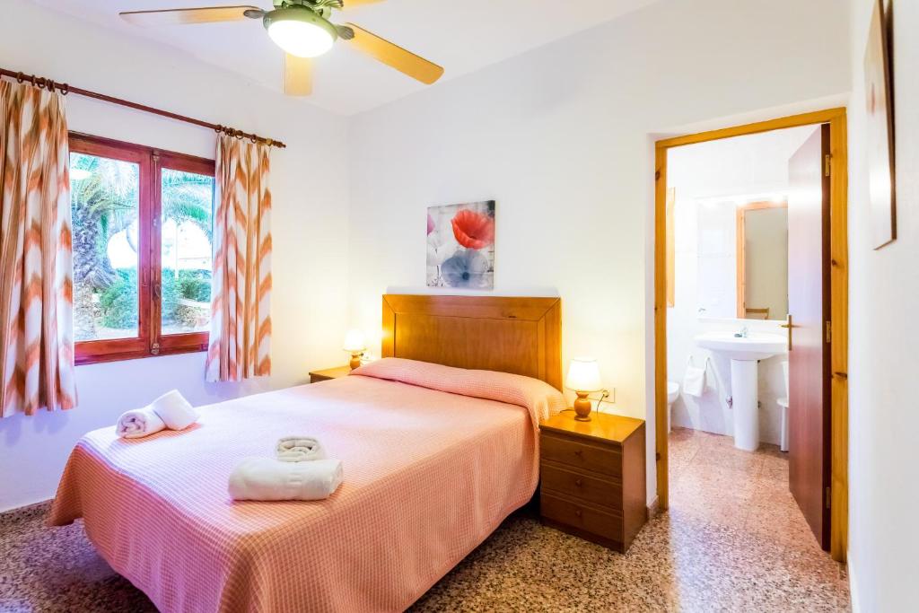 A bed or beds in a room at Apartamentos Arenal Playa