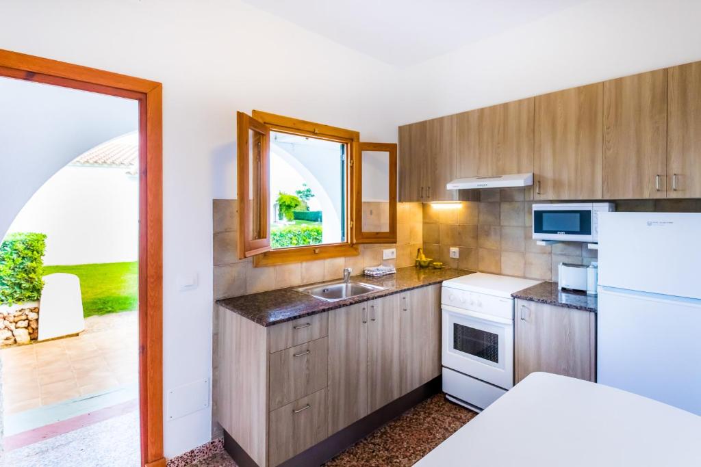 A kitchen or kitchenette at Apartamentos Arenal Playa
