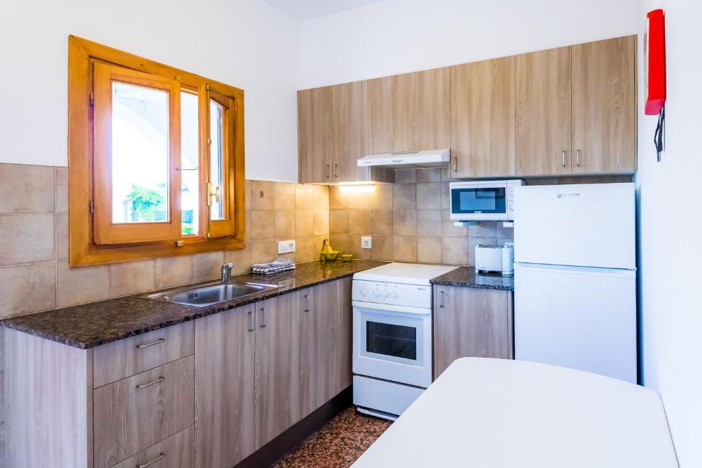 A kitchen or kitchenette at Apartamentos Arenal Playa
