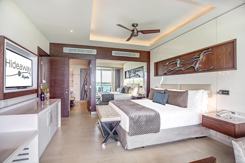 Postel nebo postele na pokoji v ubytování Hideaway at Royalton Negril, An Autograph Collection All-Inclusive Resort - Adults Only