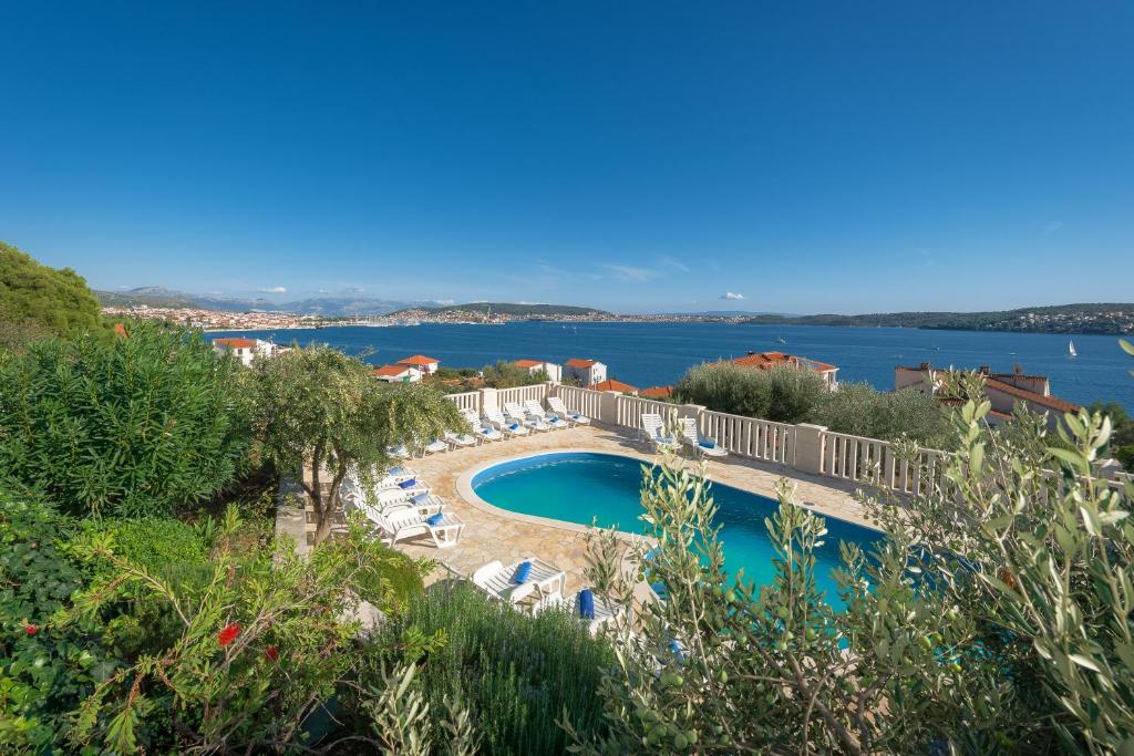 obraz basenu z widokiem na wodę w obiekcie Residence Villa Irena Apartments w Trogirze