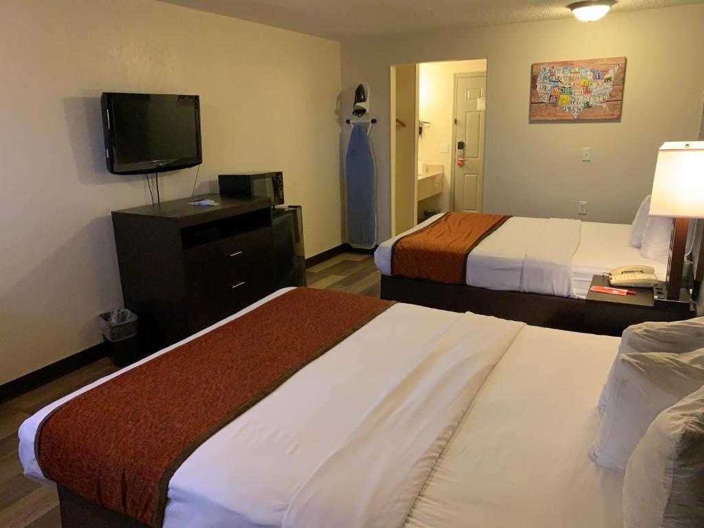 Brentwood Inn Clinton - 标准皇后室，有两张大床 - 不吸烟