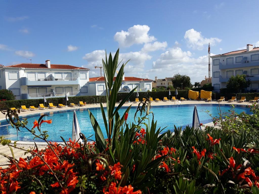 The swimming pool at or close to Apartment Palmeiras