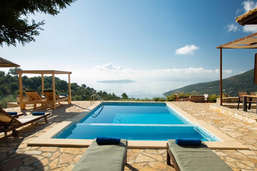 una piscina en una villa con vistas en Ionian View Villas, en Sivota